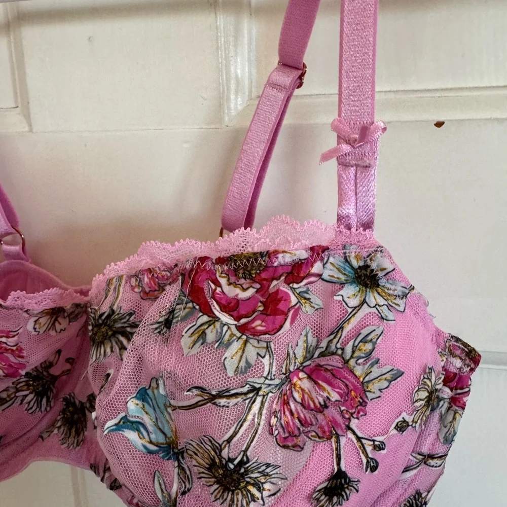 Victoria’s Secret pink floral push-up‎ without padding bra size 36C